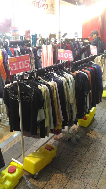Des vêtements pour seulement 105 yens dans un petit magasin