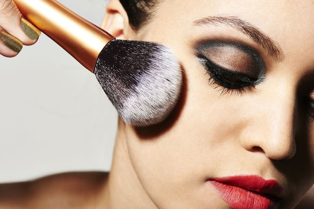 Aplicar el maquillaje en 5 sencillos pasos