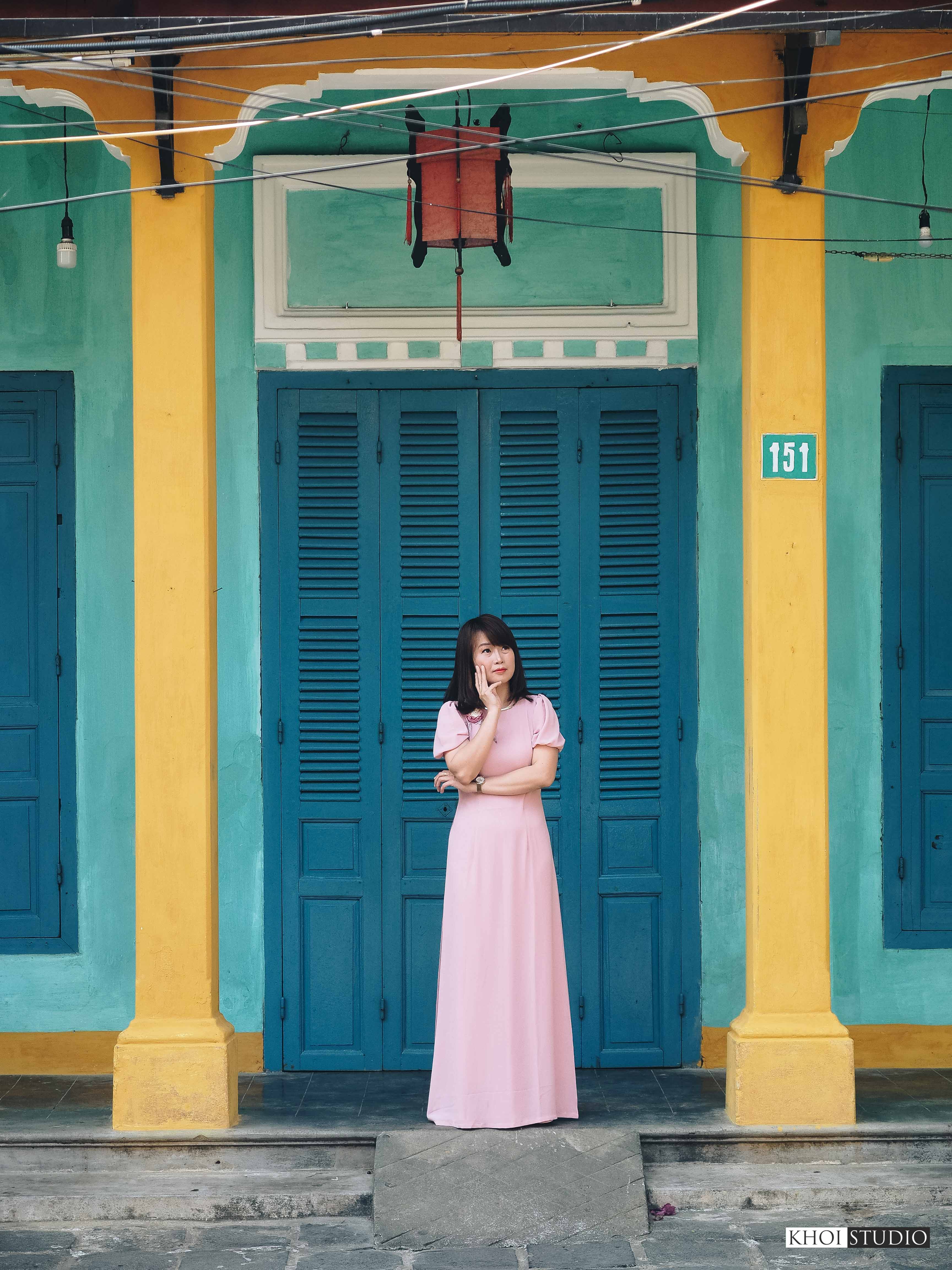 Looking for a photographer to take photos of ao dai in Hoi An: Experience to take pictures at noon in summer in Hoi An ancient town