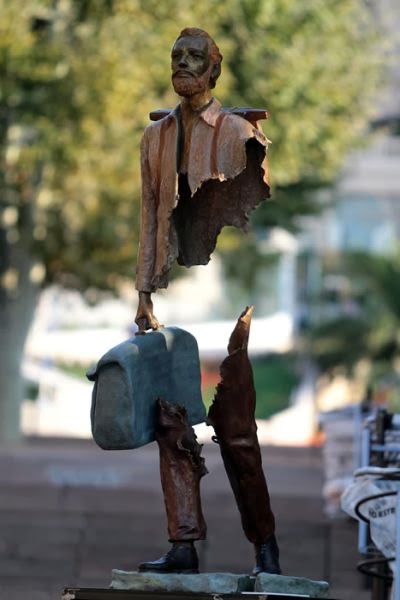 bruno catalano esculturas invisíveis corpo rasgado buraco transparente arte viagem