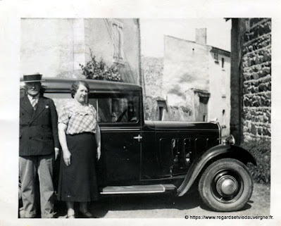 Voiture ancienne, photo noir et blanc.