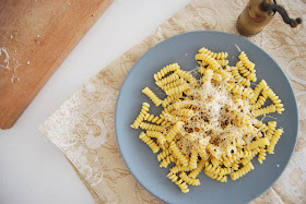 Receta fácil de pasta, cacio e pepe