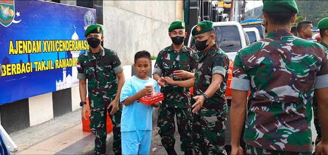 Ajendam XVII Cenderawasih Bagi Takjil Pedomani Prokes Covid-19