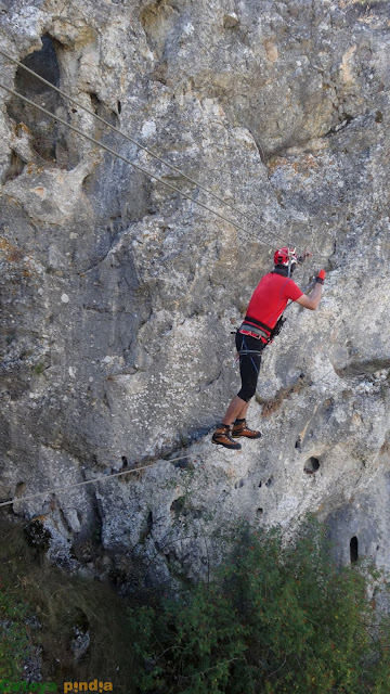 Saliendo del segundo puente de la vía ferrata Huerta de Rey.