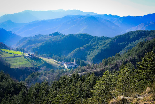 Trekking Marradi, Dom z Kamienia