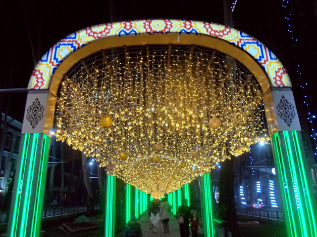 Новогодняя ёлка на площади Сомони, город Душанбе, Таджикистан