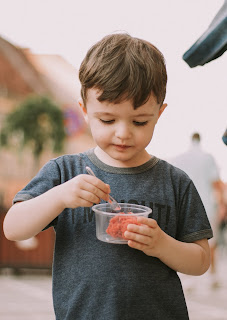 niño comiendo helado de fruta