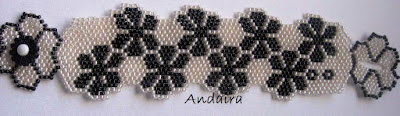 BRAZALETE FLOREADO HECHO CON ABALORIOS