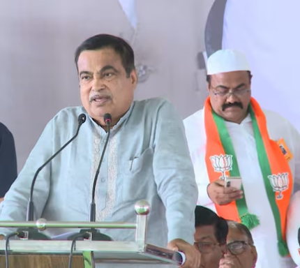  Union Minister Nitin Gadkari passes out while speaking at a rally in Maharashtra