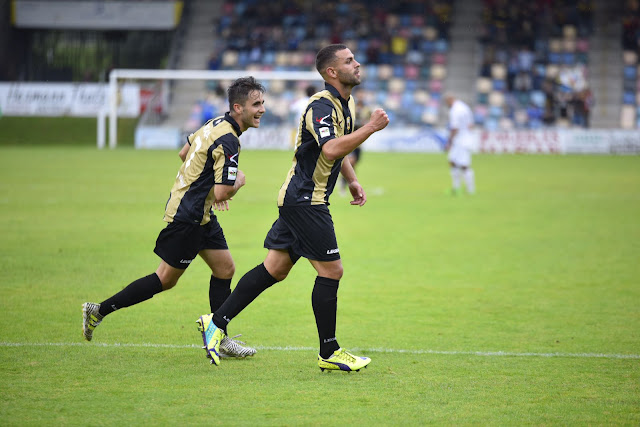 Vitoria y Jurgi celebran en Lasesarre un gol ante el Gernika