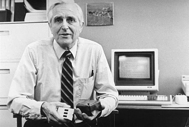 Fotografía de Douglas Engelbart en 1984 con el ratón que inventó y un mouse de la época