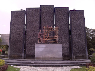 Tugu Tenun Klaten Jawa Tengah