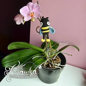 Potted plant decoration - Crochet bee on clothes pin for decoration. Free pattern