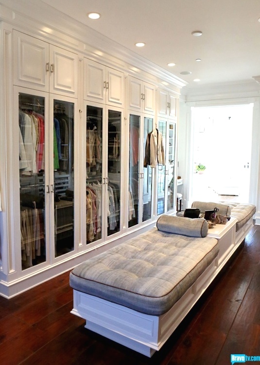 Glass Doors Keep Clothing Clean And Fade Resistant