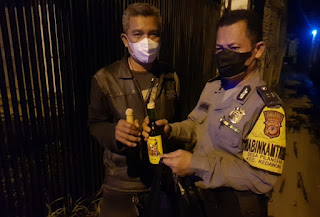 Kabid Humas Polda Jabar : Patroli Harkamtibmas, Polisi Sisir Penjual Miras Dalam Rangka Ops Aman Nusa II