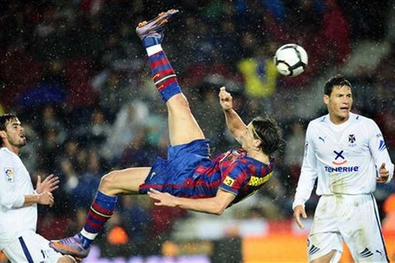 kicking a ball with the air spinning technique of lionel messi