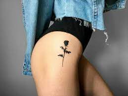 rosa roja en la cadera, tatuaje minimalista