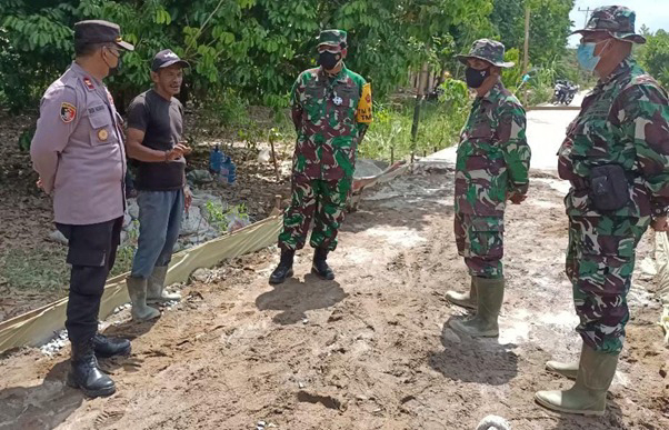 Tim Wasev Ajak Warga Berdialog Saat Tinjau di Lokasi TMMD Ke-111 Kodim 1207/Pontianak