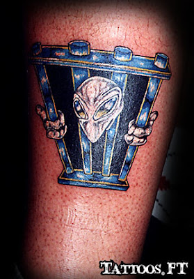 Tatuagens o Alien preso na Perna