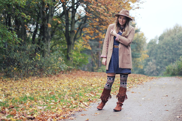 monki, blue, jerseykleid, casual dress, aztec overknees, fringe boots, fransenstiefel, moschino belt, brown, zara hat, feather necklace, H&M, fashionblogger, hamburg, modeblogger, owl bracelet, autumn look, herbstlook