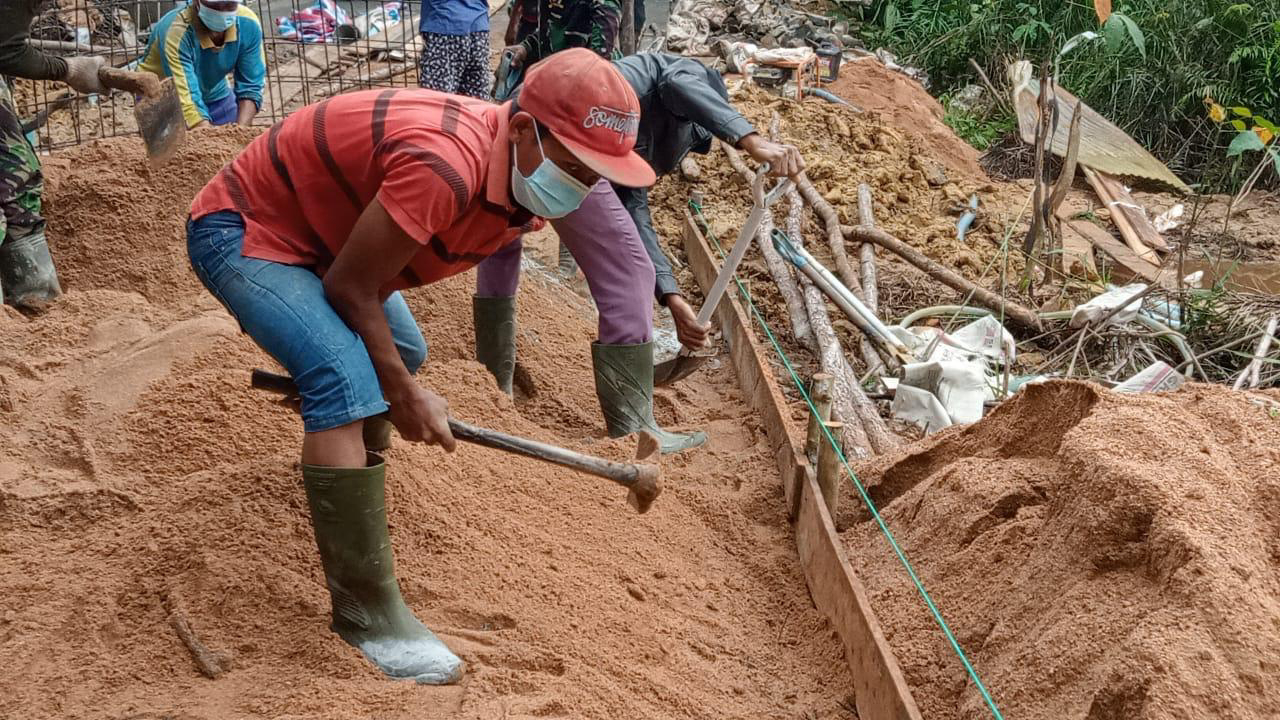 Bersama Warga, Anggota Satgas TMMD Kumpulkan Pasir dengan Cangkul