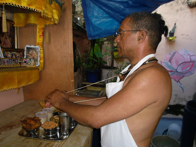 Todo lo que preparamos y cocinamos se lo ofrecemos a Dios para que lo bendiga y multiplique entre los m