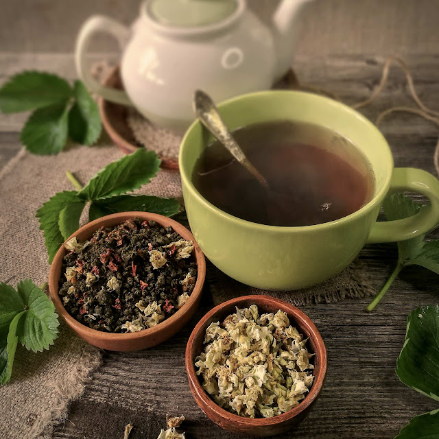 клубничный ферментированный час с сушеной клубники и лепестками жасмина, травяной натуральный чай ручной работы