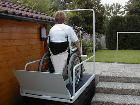 Mała winda do transportu osoby niepełnosprawnej