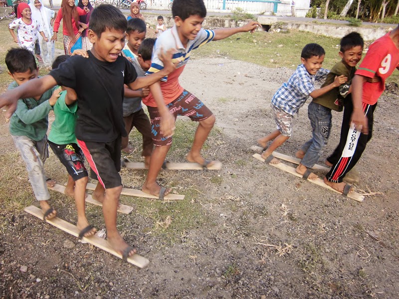 PEMBUATAN ALAT PERMAINAN TRADISIONAL TEROMPAH PANJANG 