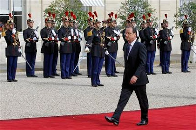 Francois Hollande se convirtió el martes en el nuevo presidente de Francia en una ceremonia en el Palacio del Elíseo en París