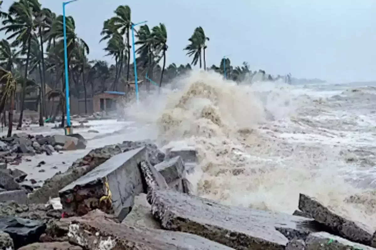 Cyclone Remal का कहर : West Bengal और Bangladesh में तबाही, Kolkata में दीवार गिरने से एक की मौत
