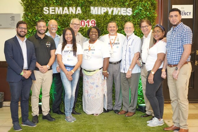 Senador Heinz Vieluf apoya empresarios de Montecristi en feria Mipymes en Santo Domingo