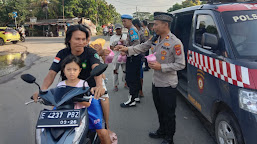  Kembali, Polsek Balongan Membagikan Takjil Untuk Berbuka Puasa