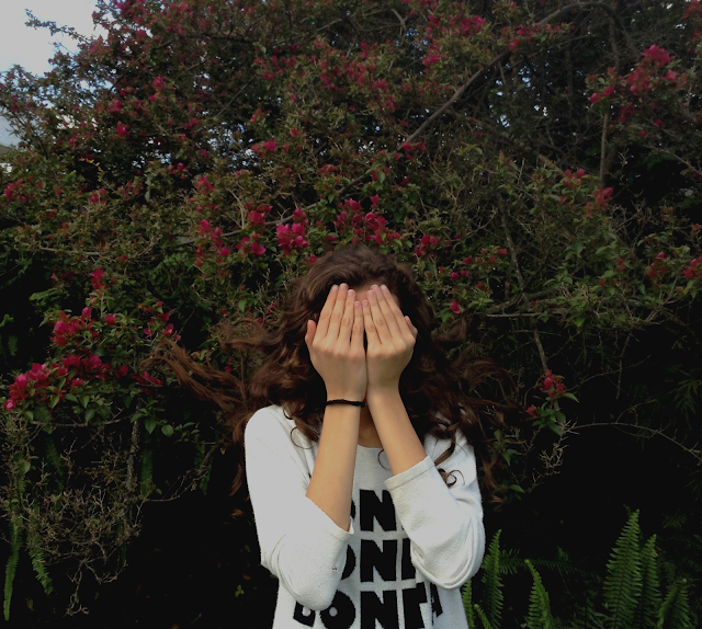 Menina com cabelos nas flores