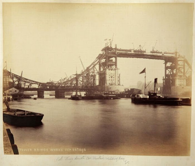 Rare photos of london bridge