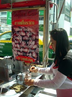 อชิรญาณ์ กำลังชงกาแฟสดจากเครื่องชงกาแฟขนาดกระทัดรัด