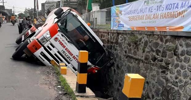  Truk  Molen  Varia Usaha Beton Terperosok Selokan 