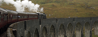 Tren de vapor y acueducto, típico de las películas de Harry Potter.