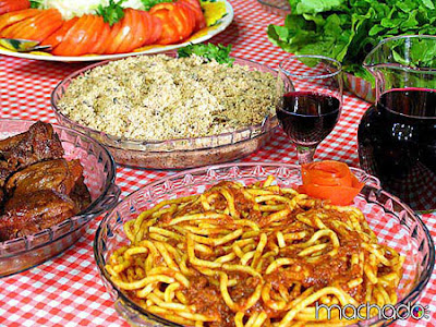 macarrão, carne, vinho e farofa