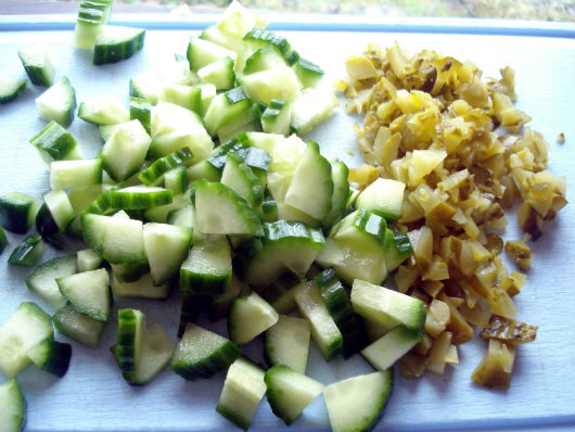  Cut the salad cucumber slices into quarters.