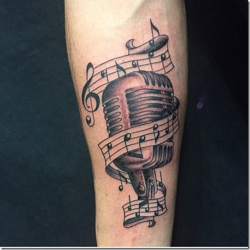 partitura_y_micrfono_en_tonos_de_gris_en_el_brazo