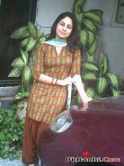 Cars and Girls Pictures From Pakistan