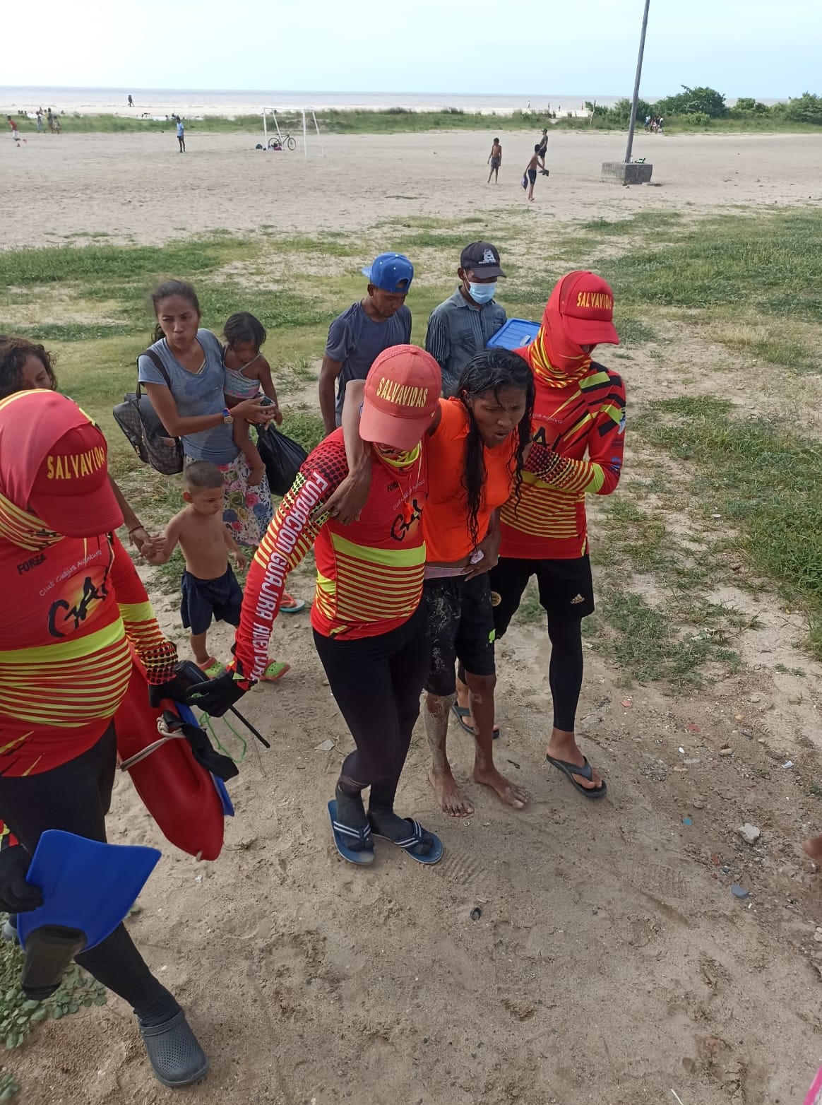 https://www.notasrosas.com/Fundación 'Guajira Aventura' auxilia en la desembocadura de 'El Riíto', a una mujer herida con un puñal, para robarle un celular