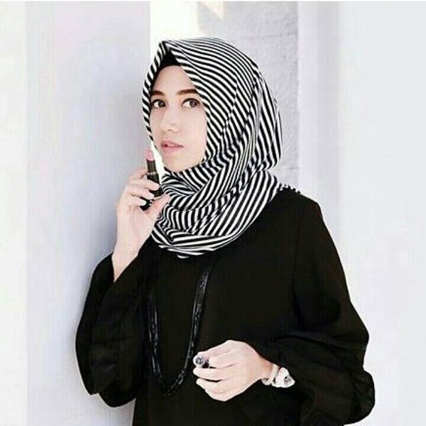 Model hijab Monochrom Segi empat