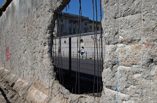 Photo of Hole in Berlin Wall by emkanicepic at https://pixabay.com/photos/wall-old-berlin-wall-insight-3265883/