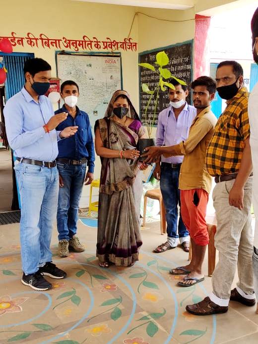 वेक्सीनेशन कराने आये नागरिकों को भेंट किये गये पौधे