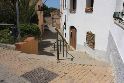 SANTA OLIVA CAMÍ DELS TURONS + CAMÍ DEL CAMP DE COLL - ESGLESIA DE SANT MIQUEL - RIERA DE SANT MIQUEL, Carrer de Torres i Bage i carrer del Planeta a Santa Oliva - Baix Penedès