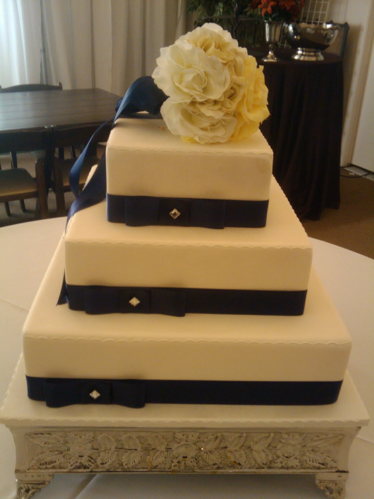 A white wedding cake can be