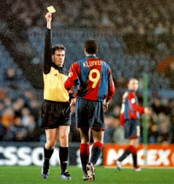 Mejía Dávila le muestra a Kluivert la tarjeta amarilla. F. C. BARCELONA 3 REAL VALLADOLID 1. 13/01/2001. Campeonato de Liga de 1ª División, jornada 18. Nou Camp, Barcelona, España, 35.000 espectadores. GOLES: 1-0: 52’, Kluivert. 1-1: 54’, Caminero. 2-1: 90+2’, Guardiola. 3-1: 90+4’, Rivaldo.