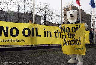 Ativistas vestidos de ursos polares protestam diante de sede de conferência do petróleo na Rússia (© Greenpeace / Igor Podgorny)